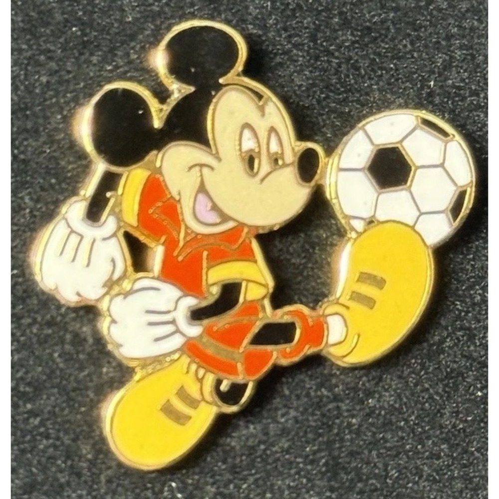 Disney Mickey Mouse Soccer Collectible Trading Pin Y2K 2000